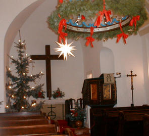 weihnachtlich geschmckter Altar der Waldkapelle
