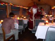 Der Weihnachtsmann kommt durch den Speisewagen