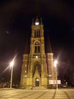 Portal der Kirche bei Nacht