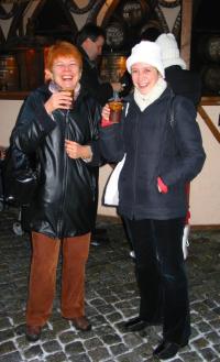 TU-Wichtel Uschi und Marion beim Gl�hweintest