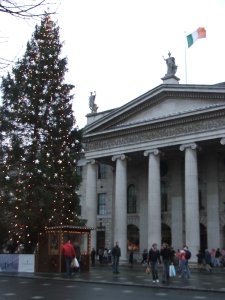 Weihnachtsbaum neben dem General Post Office in Dublin