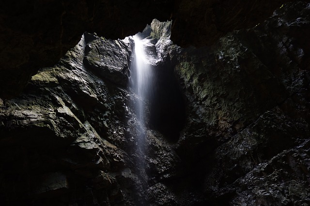 Abbildung einer Höhle mit einer Öffnung, durch die Licht fällt