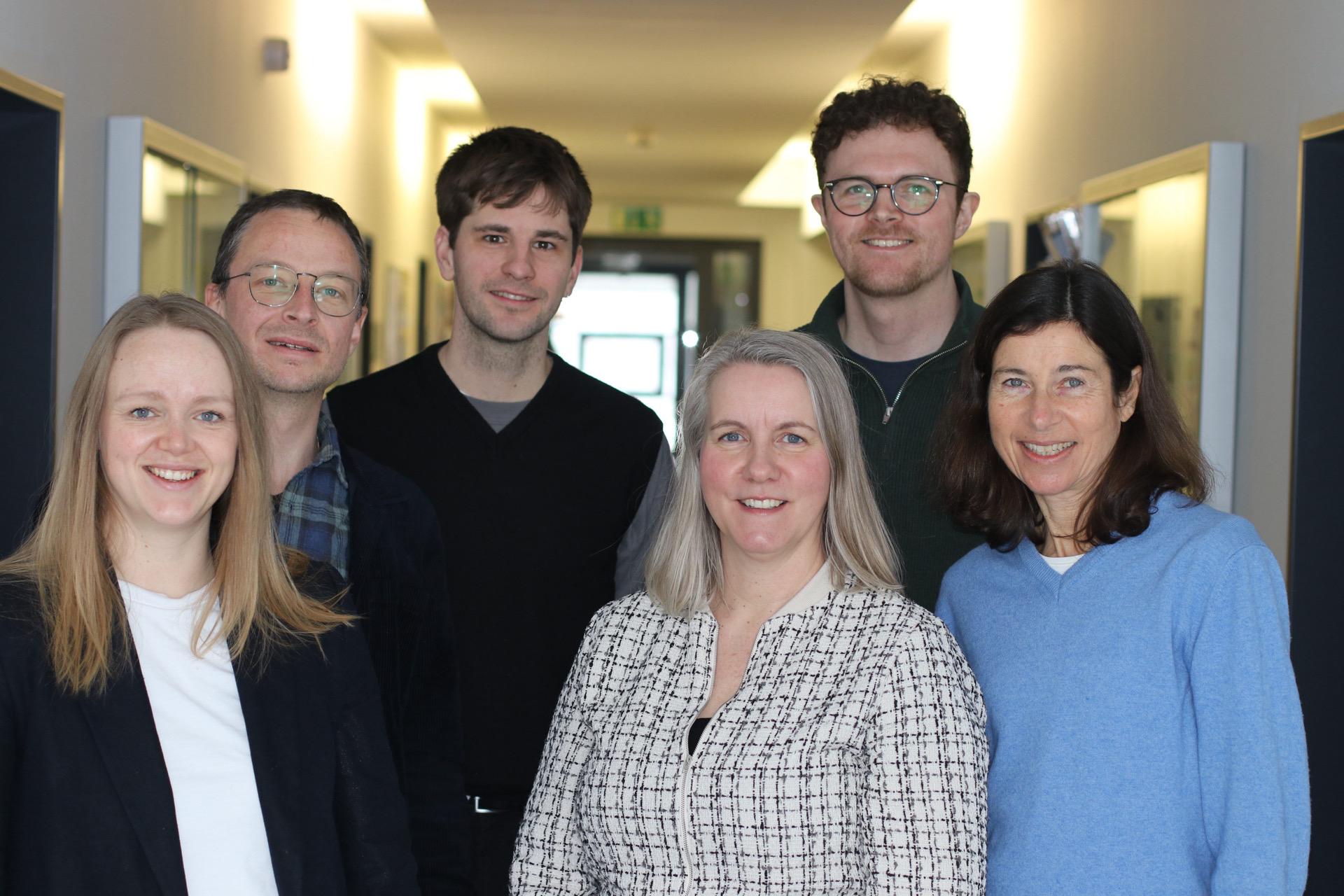 Teamphoto Professur Humangeographie 2026, von links nach rechts Hanne Schneider, Johannes Glöckner, Janek von Stebut, Anja Riedel, Birgit Glorius, Denis Zeković