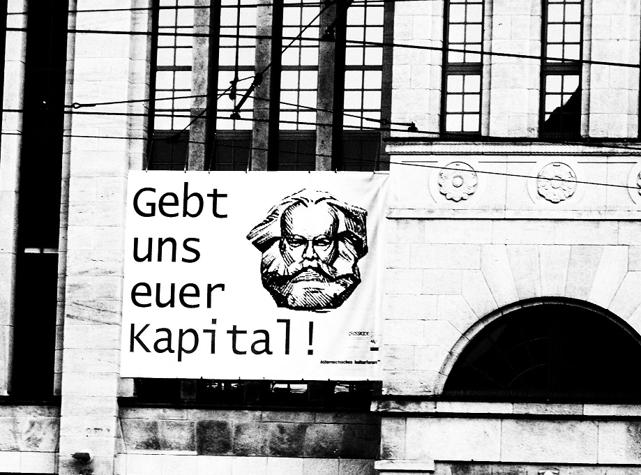 Plakat am Tietz mit der Aufschrift: Gebt uns euer Kapital!