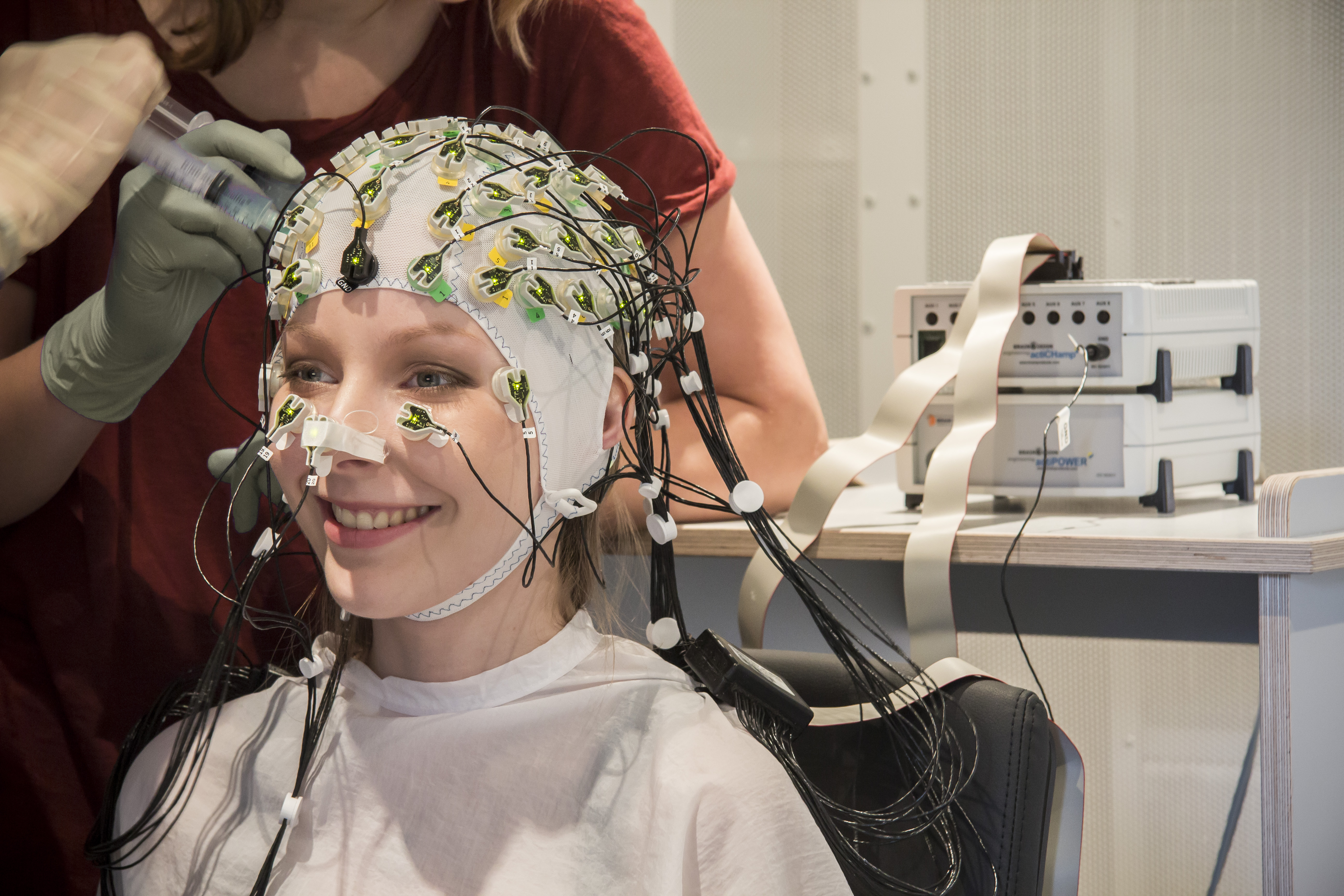 Application of contact gel to EEG electrodes