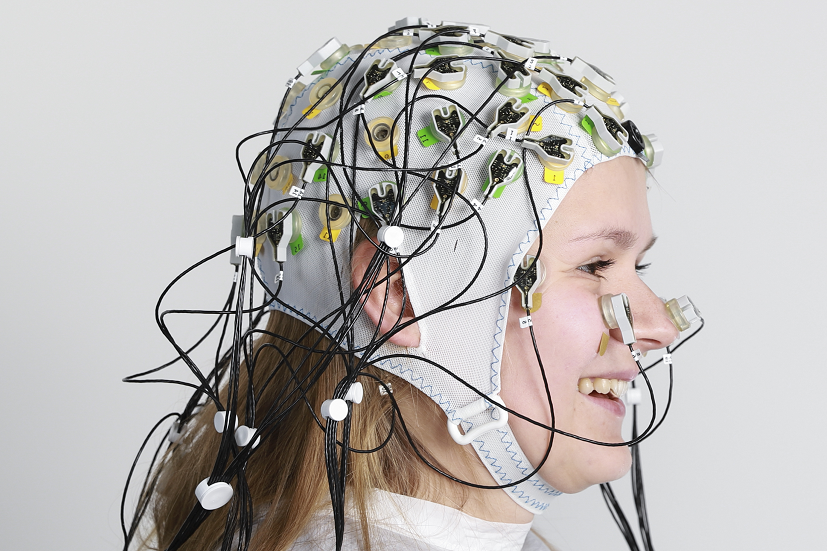 Person mit EEG-Haube