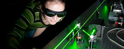 Beispielbild Ausstattung: Frau arbeitet an optischer Bank mit Lasern