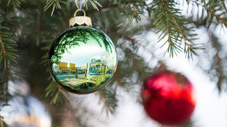 Weihnachtskugel mit Spiegelung einer Straßenbahn am Campusplatz.