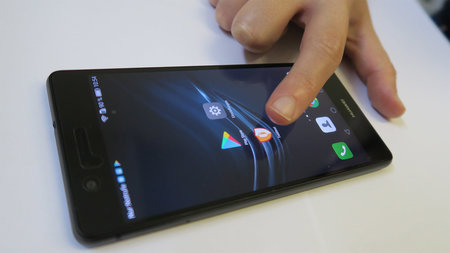Zeigefinger tippt auf dem Display eines Smatphones auf eine App