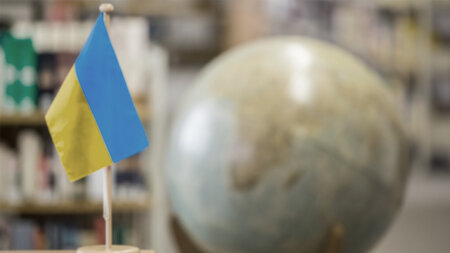 Nationalflagge der Ukraine steht auf einem Tisch. 