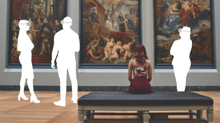 Eine Frau sitzt vor Gemälden, um sie herum sind weiße Grafiken von Personen, die VR-Brillen tragen, eingebunden.