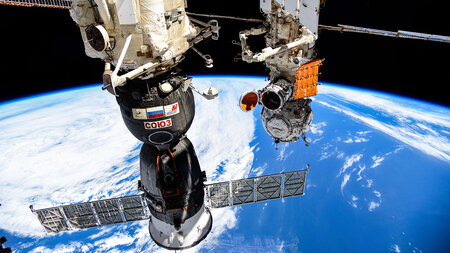 Raumstation schwebt im Weltraum über der Erde.