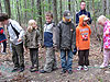 Kleine Sportler erkunden den Herbstwald