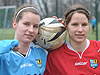 Zu zweit auf dem Campus und dem Fu&szlig;ballplatz