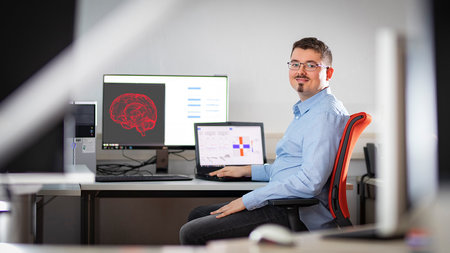 Person sitzt an einem Computerarbeitsplatz. Themenbild Smartstart 2