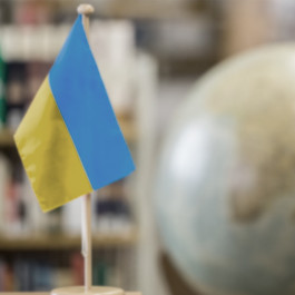 eine Flagge der Ukraine mit einem Globus im Hintergrund