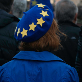 Frau trägt Mütze mit EU-Flagge