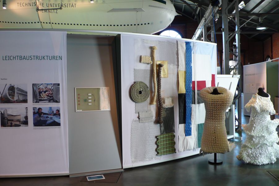 technische Textilien in der Ausstellung, Foto: Stephan Luther