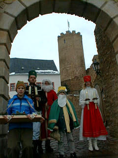 Eingang zur Burg in der Weihnachtszeit