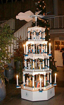 Pyramide im Foyer der Stadthalle