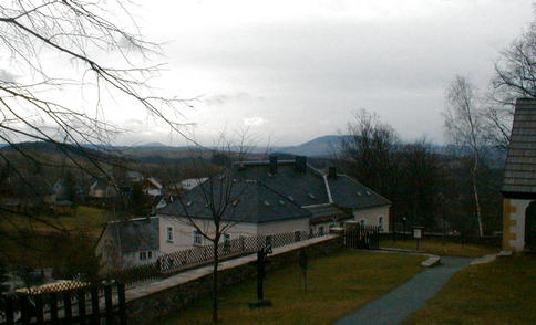 Ausblick vom Kircheneingang aufs mittlere Erzgebirge