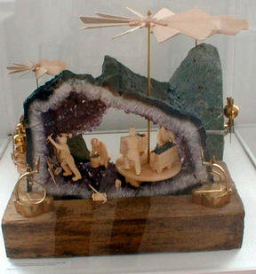 Drusenpyramide in der Weihnachtsausstellung 2000 (hinter Glas)