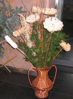 Vase mit Holzblumen