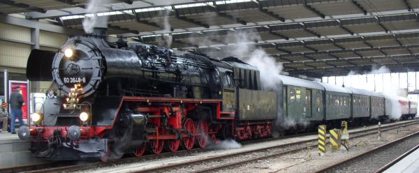 Lichtelfahrt-Zug im Chemnitzer Hauptbahnhof