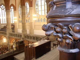 Detail an der Orgel mit Blick auf den Orgeltisch
