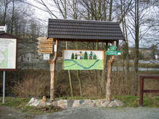 Wegweiser am Kleinbahnhof Steinbach