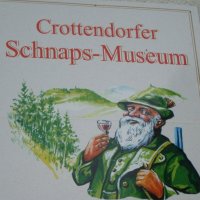 Schild am Eingang des Schnaps-Museums