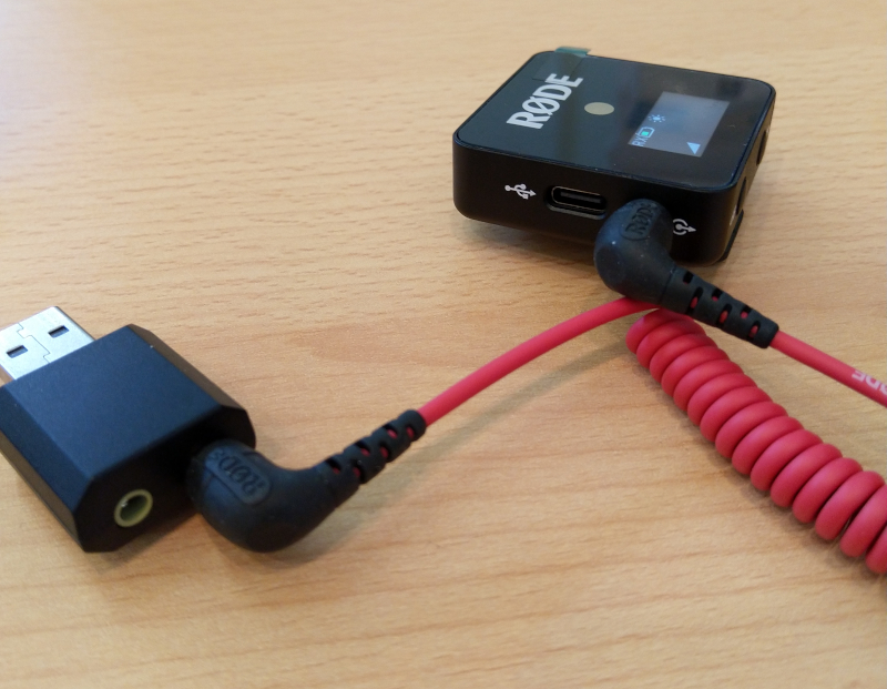 Set kabeloses Mikrofon Rode Wireless Go verbunden mit Audiokabel und USB-Adapter