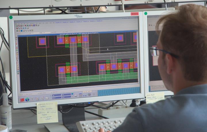 A. Käberlein beim IC-Design im Labor W369 A. Käberlein beim IC-Design im Labor
W369