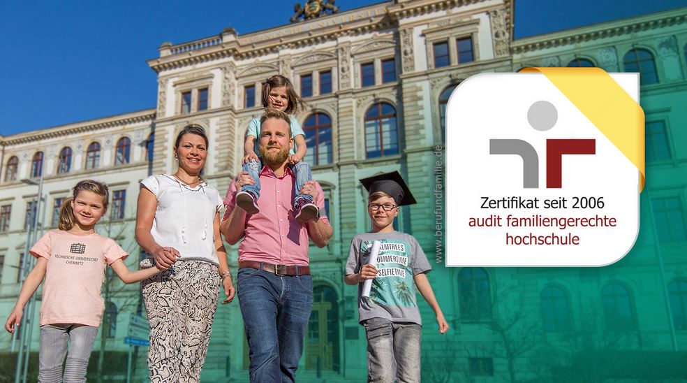 Familie mit zwei Kindern vor dem Böttcher-Bau der TU Chemnitz