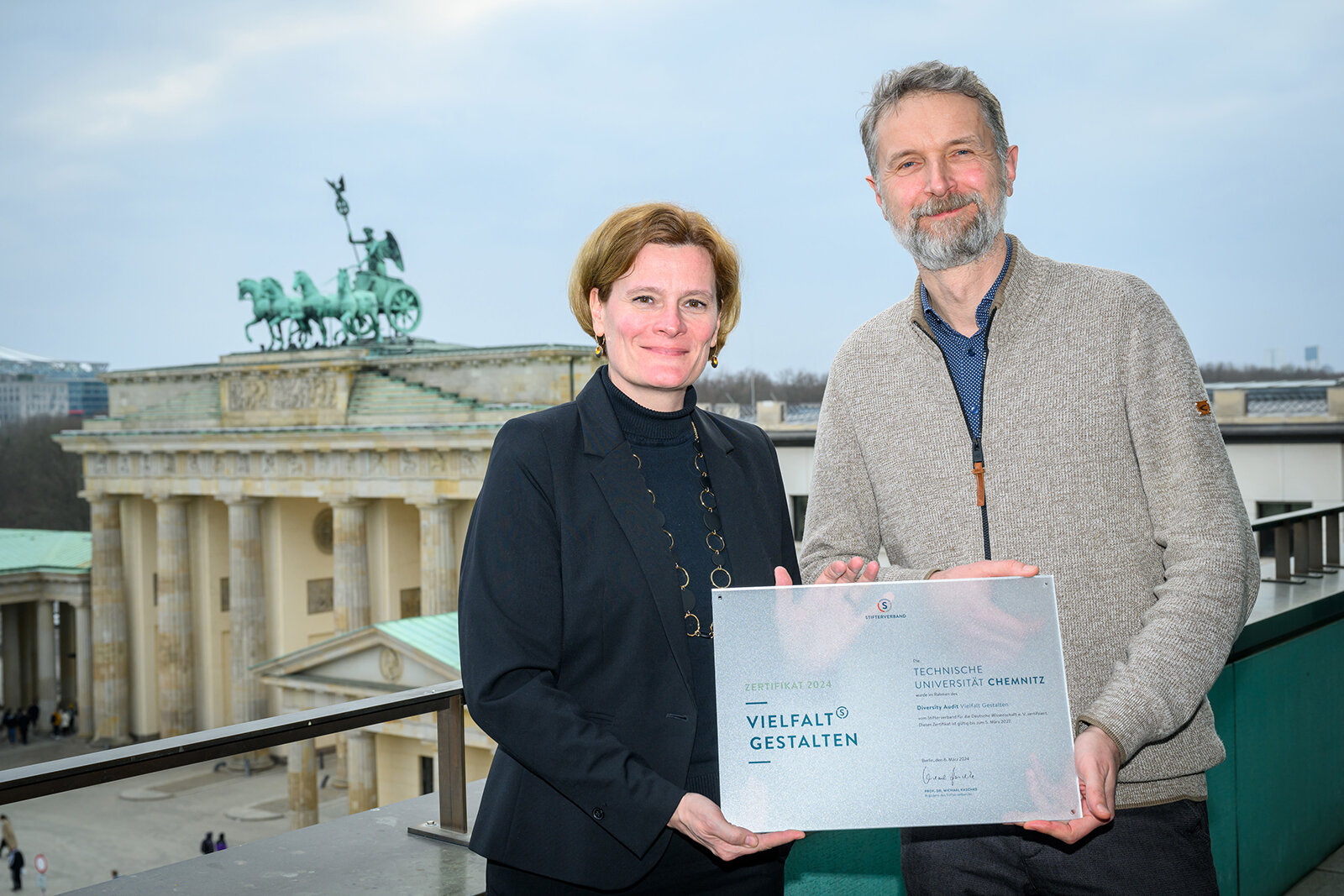 two people hold a certificate, left Prorektorin Professorin Dr. Anja Strobel, right Prorektor Professor Dr. Maximilian Eibl
