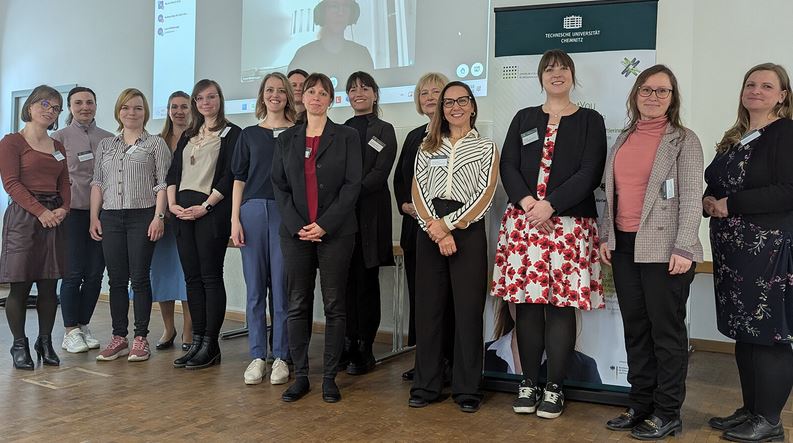 eine Gruppe Frauen steht vor einer Wand