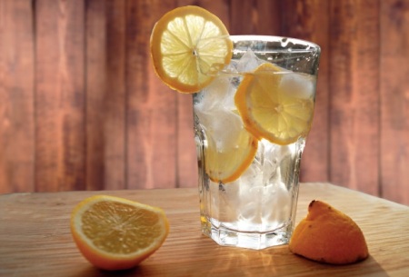 Glas mit Limonade und Zitronen
