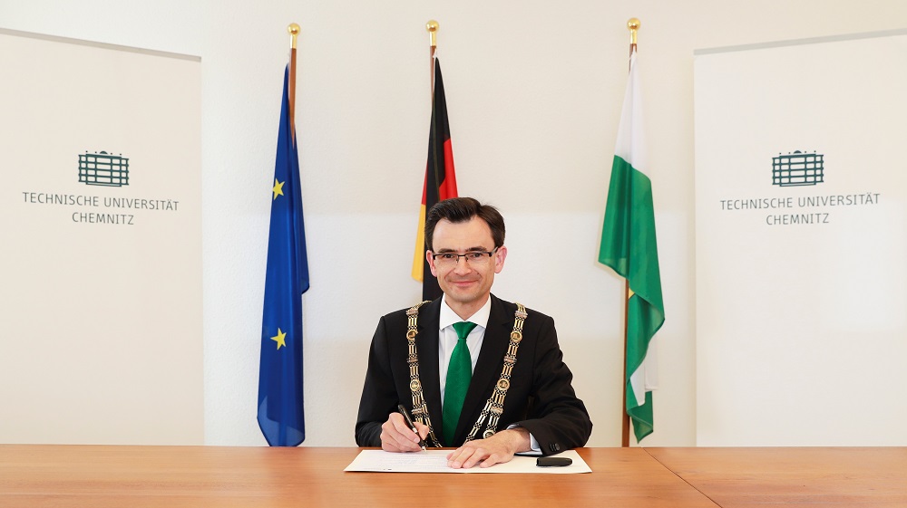 Rektor Professor Gerd Strohmeier unterzeichnet die Charte „Familie in der Hochschule“