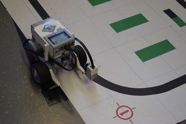 Ein Roboter orientiert sich bei der Fahrt an einer schwarzen Linie