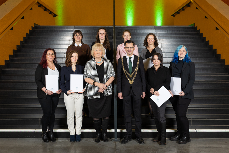 die Preisträgerinnen des Jahres 2025 stehen mit dem Rektor (rechts) und der Gleichstellungsbeauftragten (links) auf einer Treppe