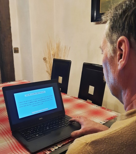 Versuchsperson bei der Durchführung des Wahrnehmungstests am Computer