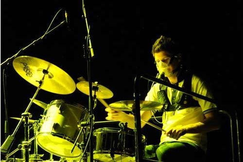 Bild zeigt Spirometrie mit einer Person die Schlagzeug spielt