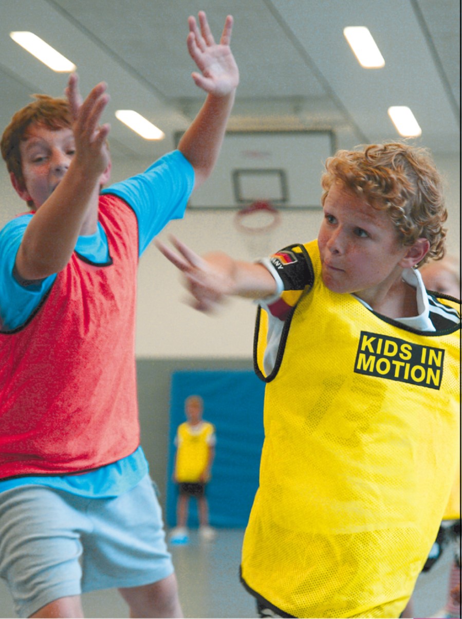 2 Kinder bei der Ausübung einer Mannschaftssportart