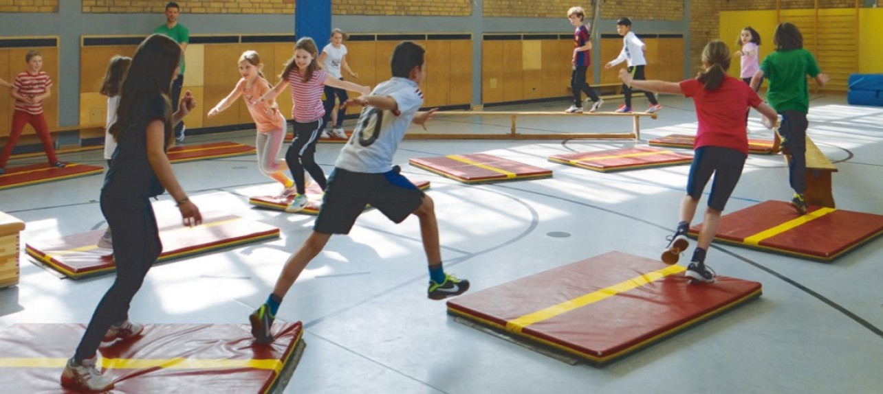 Bild zeigt eine Gruppe Kinder die einen Parcours durchlaufen