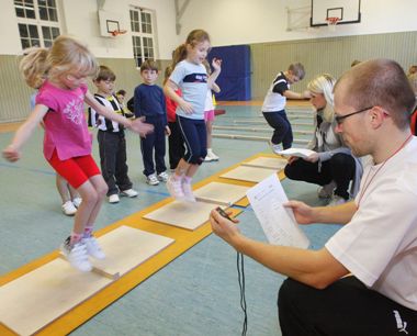 Foto von Kindern bei einem Motorik-Test