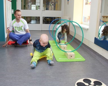 Foto krebskranker Kinder bei der Sporttherapie