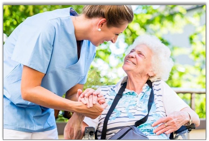 Foto einer älteren Frau mit einer Pflegerin
