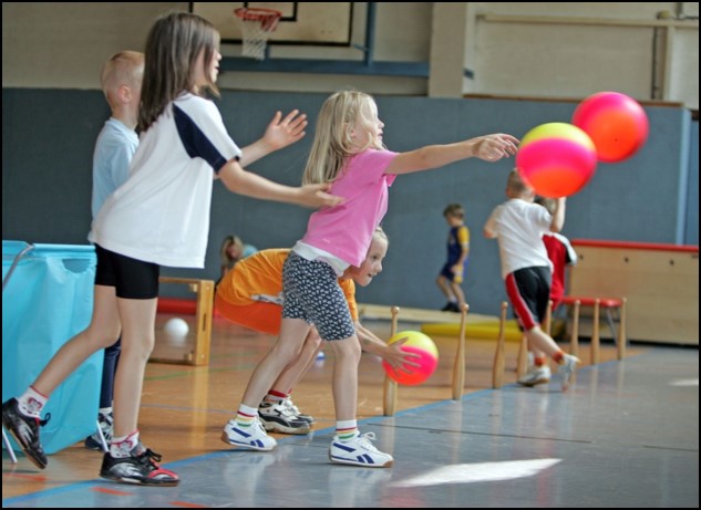 Foto von Kindern bei einem Ballspiel