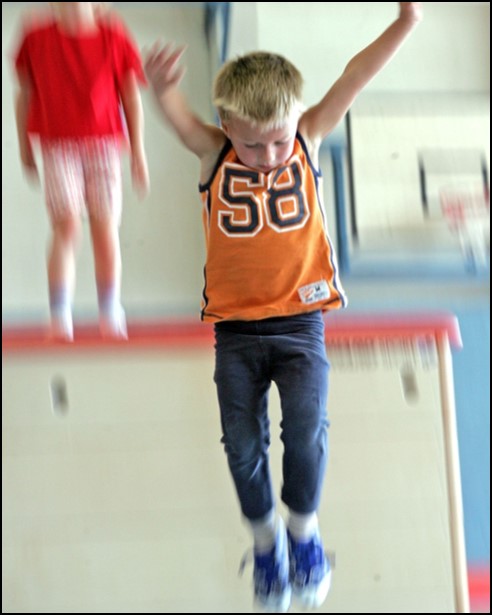 Bild eines springenden Jungen