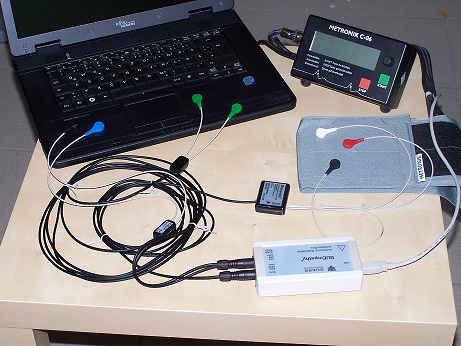 Bild von einem Elektrokardiogramm auf einem Tisch